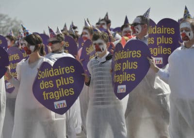 [cp] parvis des droits de l’homme : 700 clowns tristes pour la solidarité avec les plus fragiles et contre l’euthanasie