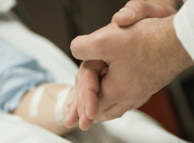 Fin de vie : pourquoi plusieurs mutuelles plaident pour l’euthanasie ?