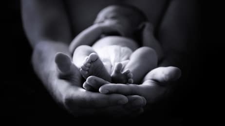 révélations inquiétantes sur le 1er bébé fiv 3 parents, un an après