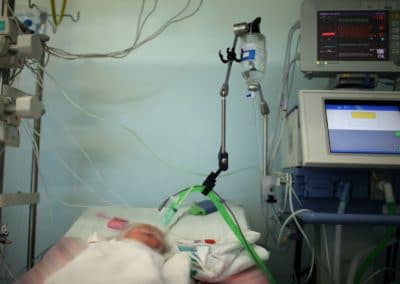 grande-bretagne : bataille judiciaire autour de l’arrêt des traitements du jeune alfie evans