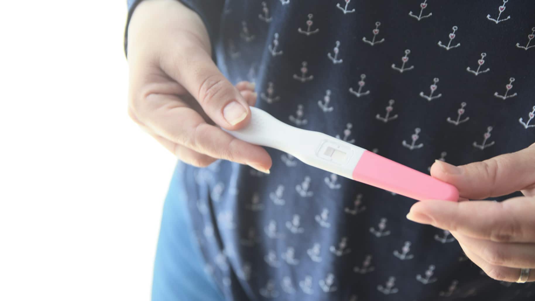 Тест на беременность в руках у девушки. Тест на беременность с красными ногтями. Тест на беременность в руках у девушки отрицательный. Девушка с тестом на беременность в руках. Пустой тест на беременность.