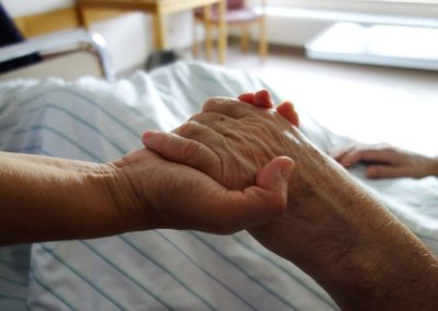 Actualité bioéthique 6 sondages sur la fin de vie : l’opinion contre la réalité ?