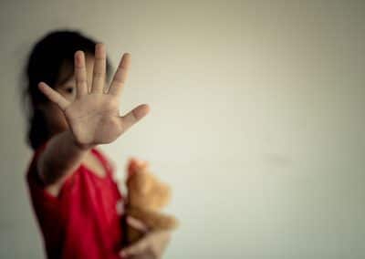 maltraitance des enfants, un livre interroge la société