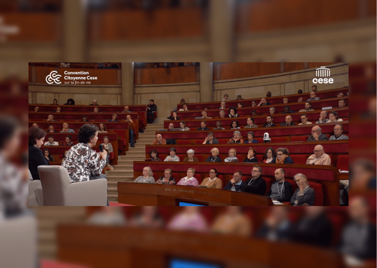 Cette image montre la Session 7 de la Convention citoyenne sur la fin de vie pendant laquelle des propositions pour améliorer l’accompagnement de la fin de vie ont été faites