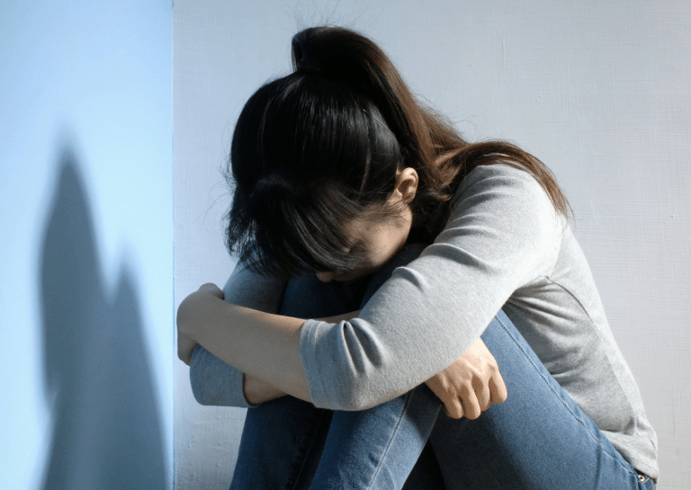 Baromètre du mal-être en France : la solitude touche toutes les générations.
