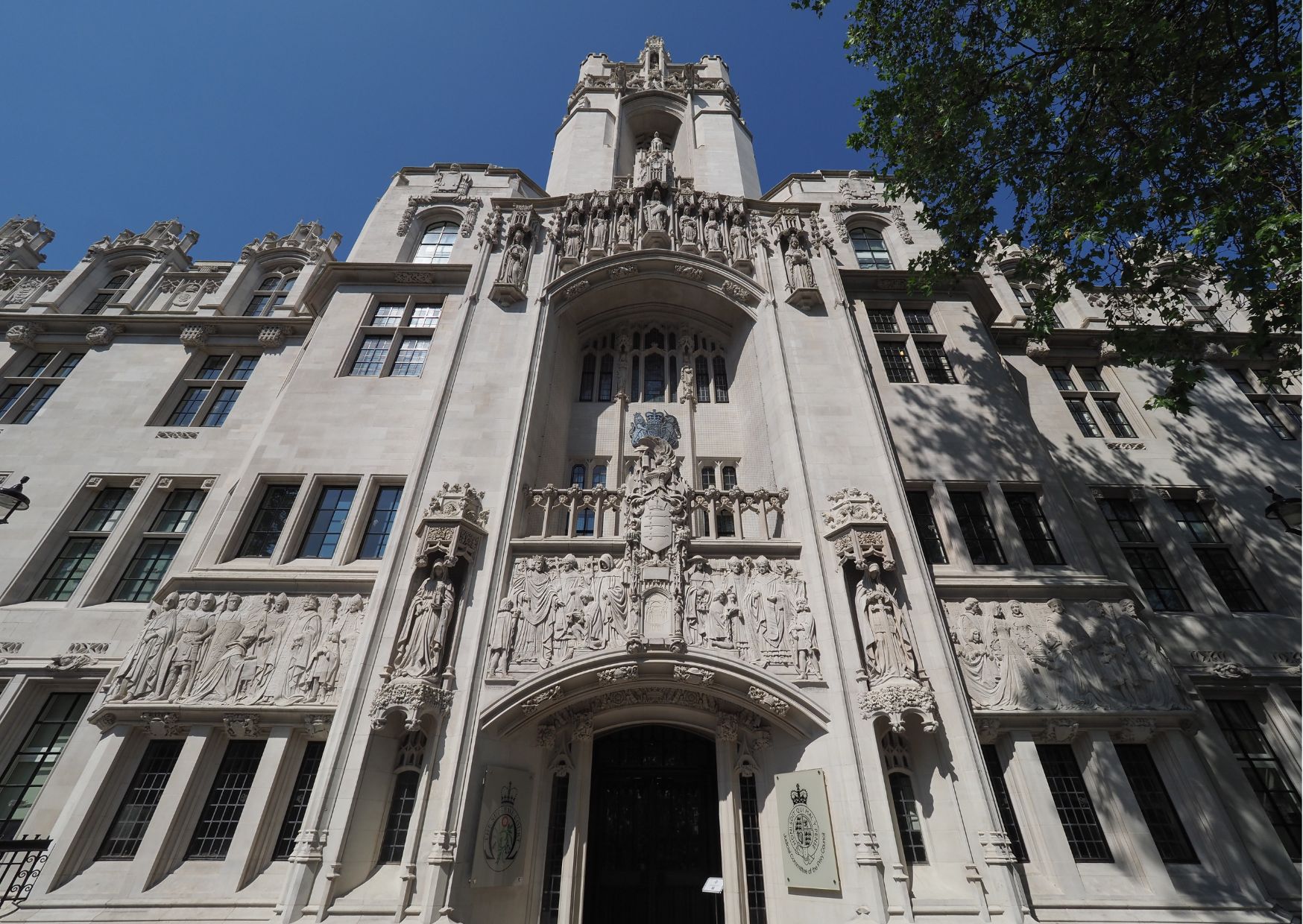 au royaume uni, la cour suprême clarifie le mot femme.