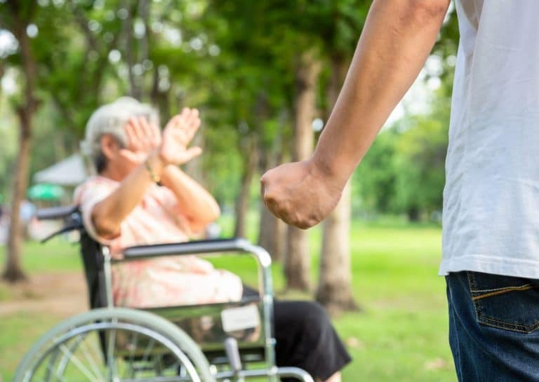 Prévenir la maltraitance des personnes âgées, défi complexe