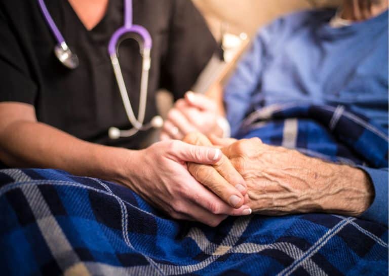 Sondage Fin de vie : priorité aux soins, pas à l'euthanasie