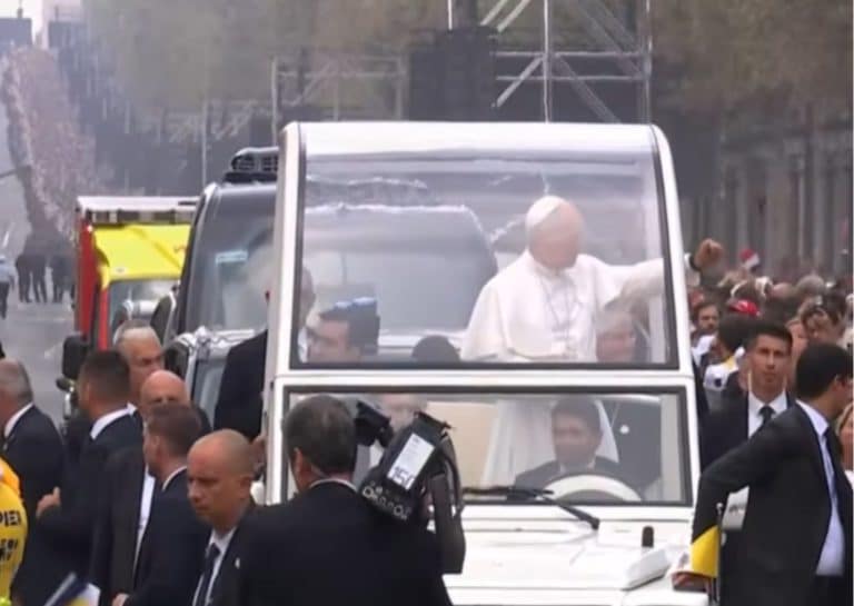 Pape en papamobile saluant foule urbaine